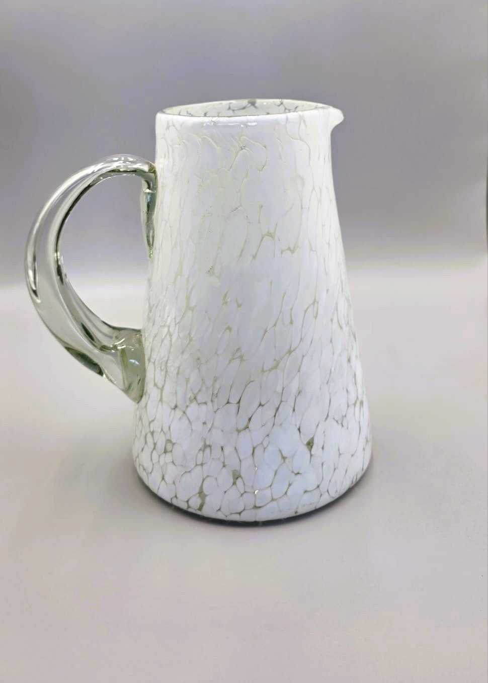 Jarra de Vidrio Soplado Cónica Pintas Blancas