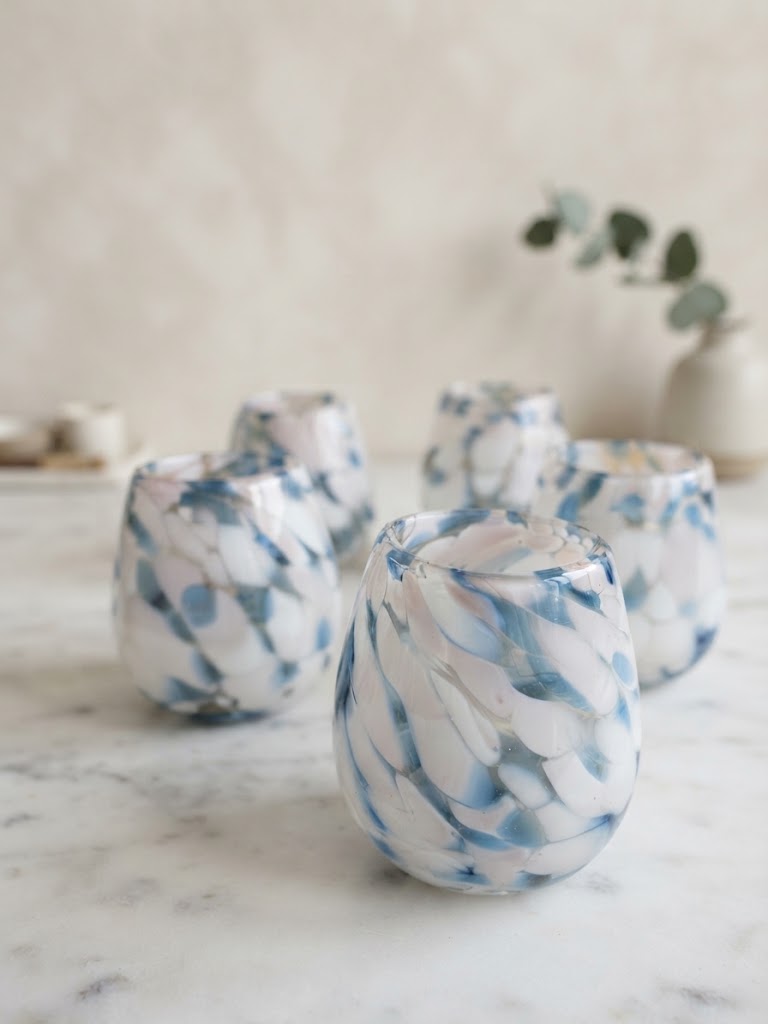 6 VASOS DE VIDRIO(MOD. PINTAS AZULES CON ROSA BEBE FORMA BOLA)