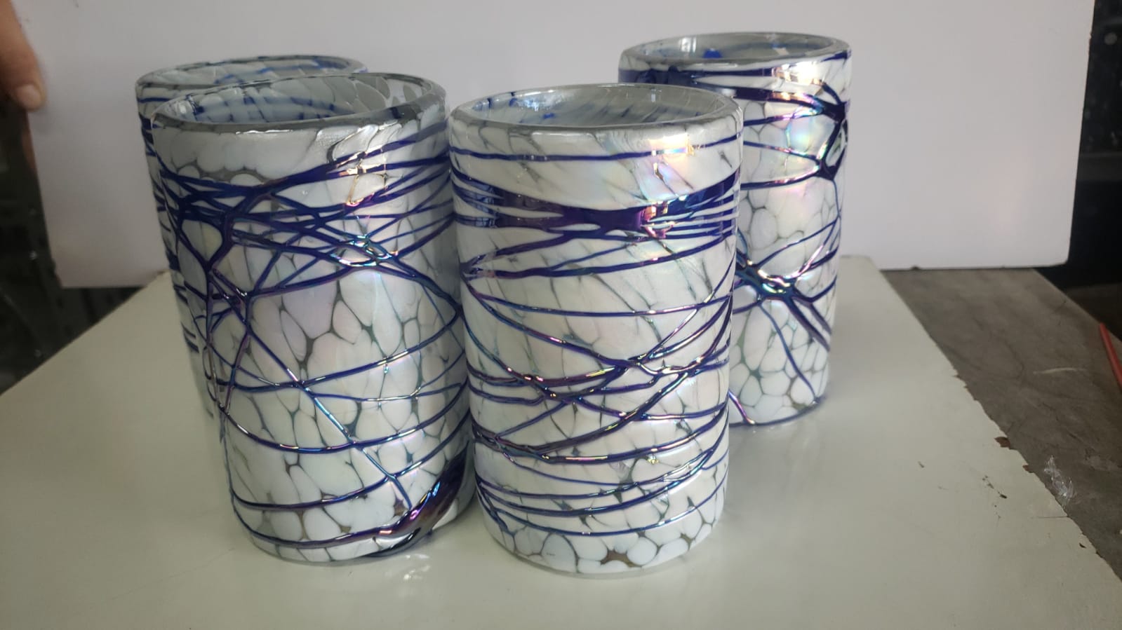 Set de 6 Vasos de Vidrio Soplado Pintas Blancas con Telaraña Cobalto – 10 oz + Regalo Incluido