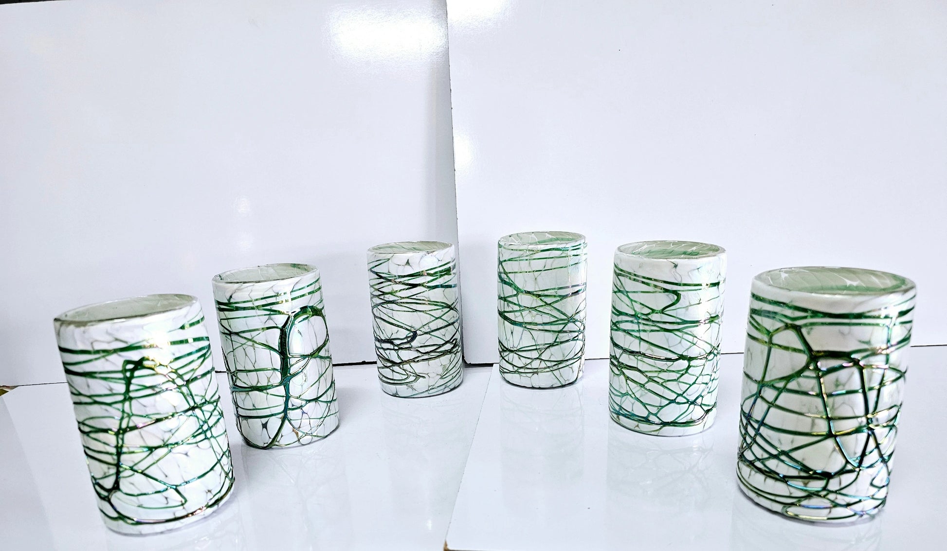 Set de 6 Vasos de Vidrio Soplado Pintas Blancas con Telaraña Verde Jade – 14 oz + Regalo Incluido