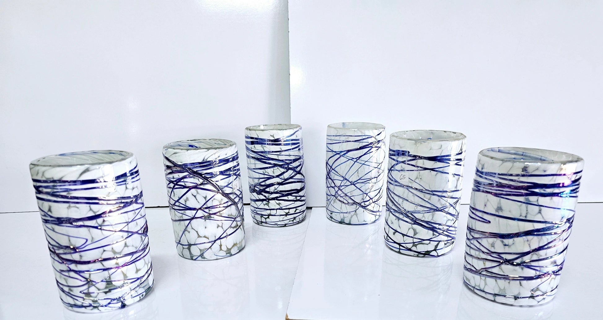 Set de 6 Vasos de Vidrio Soplado Pintas Blancas con Telaraña Cobalto – 10 oz + Regalo Incluido