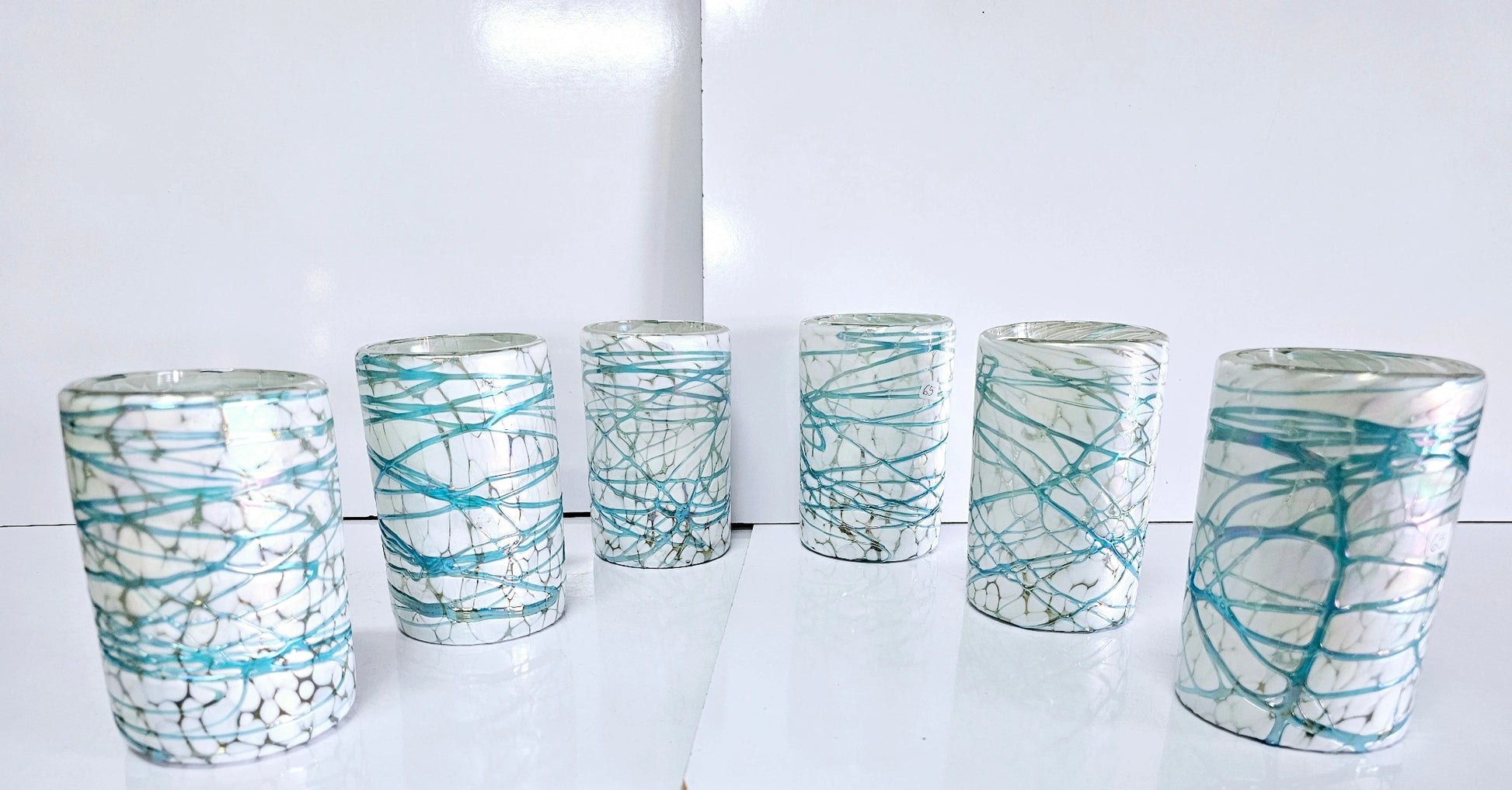 Set de 6 Vasos de Vidrio Soplado Pintas Blancas con Telaraña Aquamarina – 14 oz + Regalo Incluido
